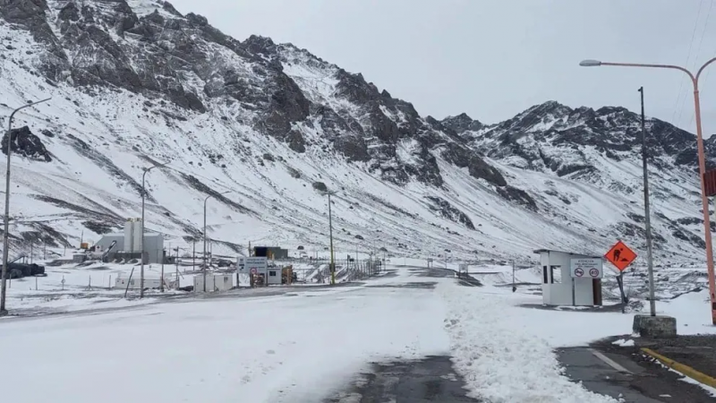Confirmaron que el Paso Cristo Redentor seguirá cerrado por la nieve al menos hasta este lunes